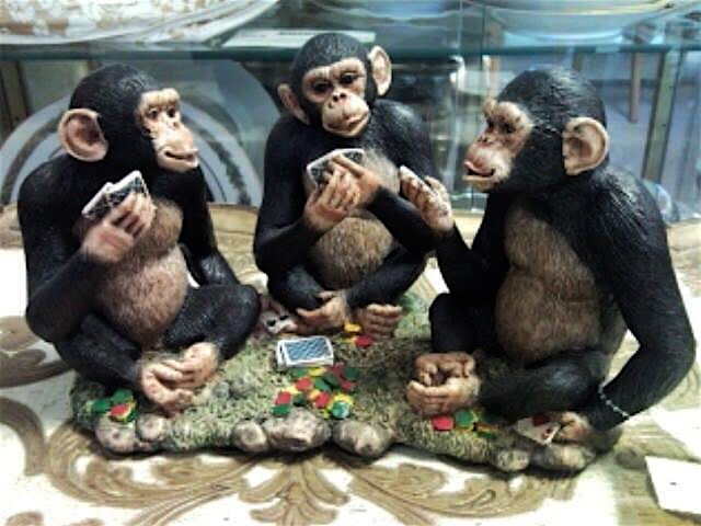 Шимпанзе играть. Обезьяны ща стадом. Обезьяны ша столом. Обезьяна за столом. Четыре обезьяны.